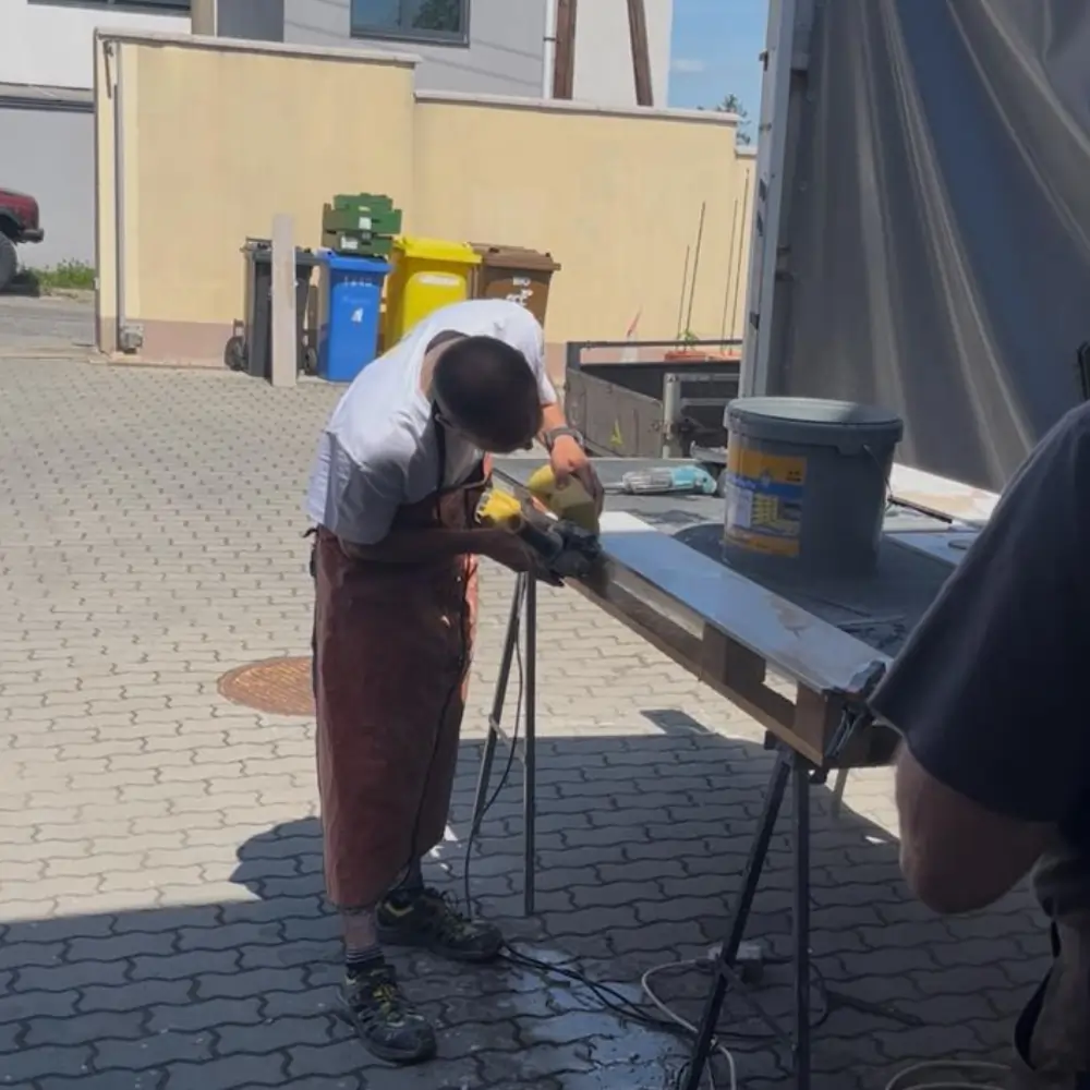 Chladenie jolly hrany vodou počas rezania gresu