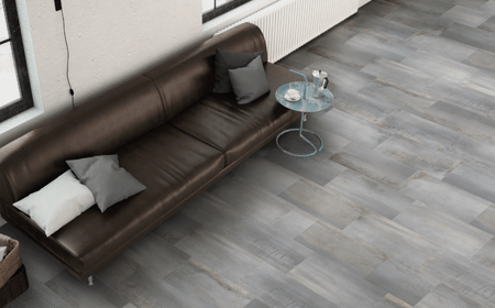 Moderná dlažba do obývačky v sivej farbe imitujúca kov
