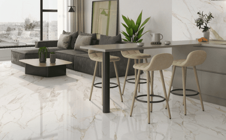 Leštená dlažba s imitáciou mramoru v bielej farbe v obývačke a kuchyni
