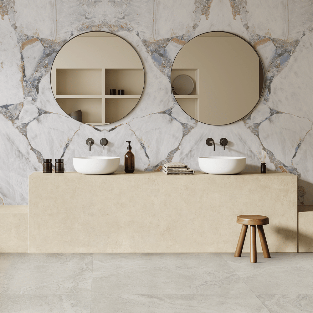 Biely veľkoformátový obklad imitujúci mramor v béžovej kúpeľni s dvomi umývadlami a zrkadlami
