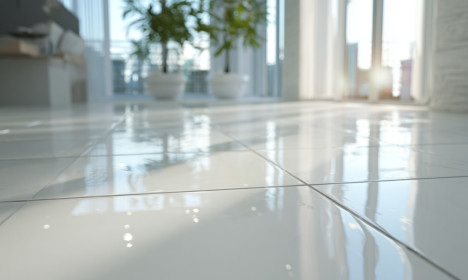 Biela lesklá dlažba – výhody a nevýhody bielej lesklej dlažby v praxi